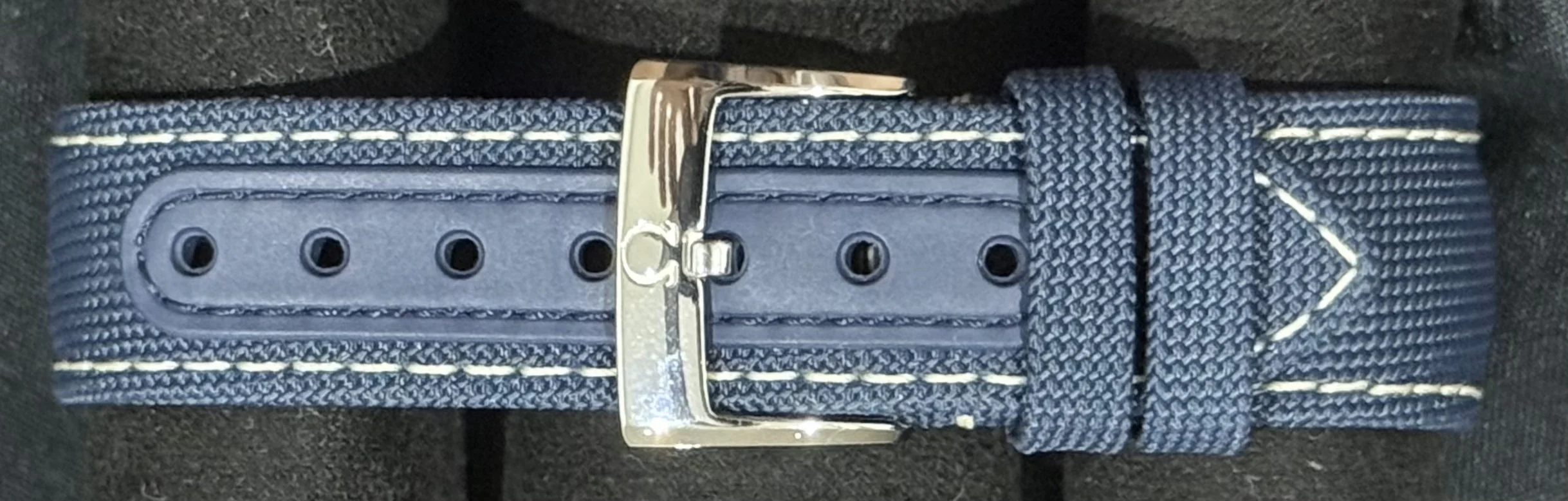 Omega Speedmaster Snoopy Ceramic & Steel 310.32.42.50.02.001 | 2025 | 42mm - Image 6