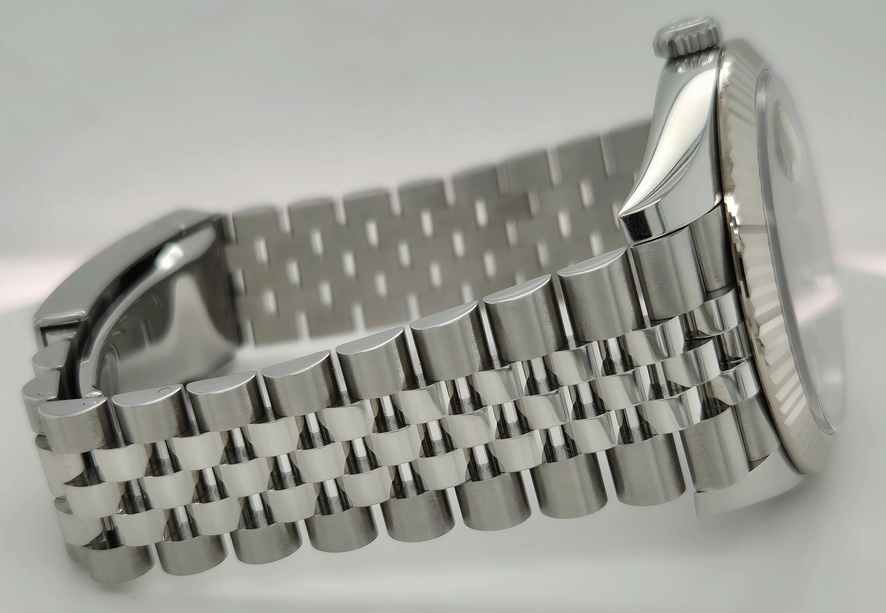 Rolex Datejust 41 Rhodium Grey Diamond Dial Fluted Jubilee Steel 126334 | 2025 | 41mm - Image 4